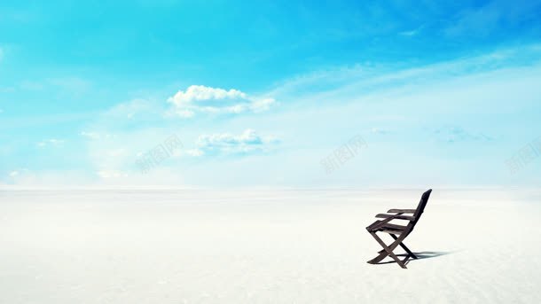 蓝天白云下的孤独躺椅背景