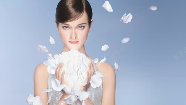 白色玫瑰花瓣化妆品海报背景