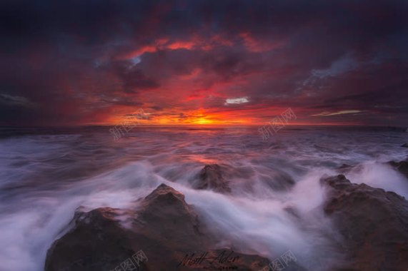 夕阳云彩河流石头背景