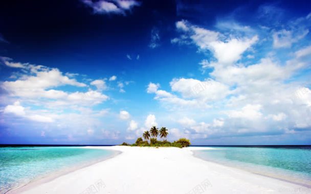 蓝天白云海滩阳光湛蓝海水背景