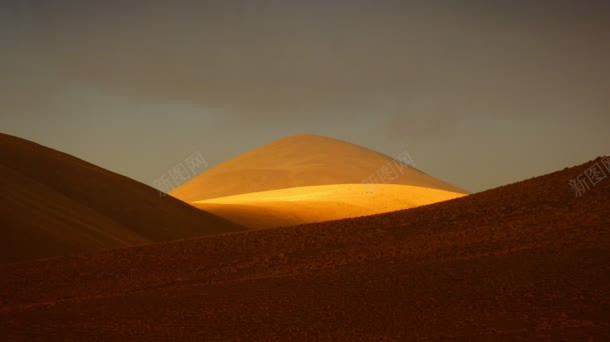金色沙漠坡地光线背景