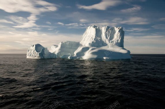 大海里悬浮的巨大冰山背景