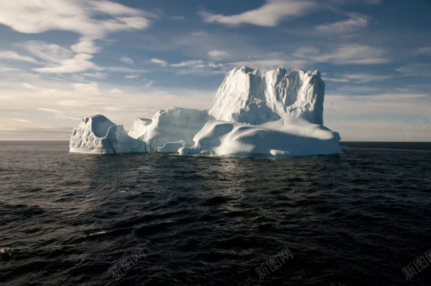 大海里悬浮的巨大冰山jpg设计背景_88icon https://88icon.com 冰山 巨大 悬浮 海里