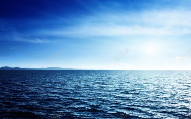 蓝天白云蓝色海水背景