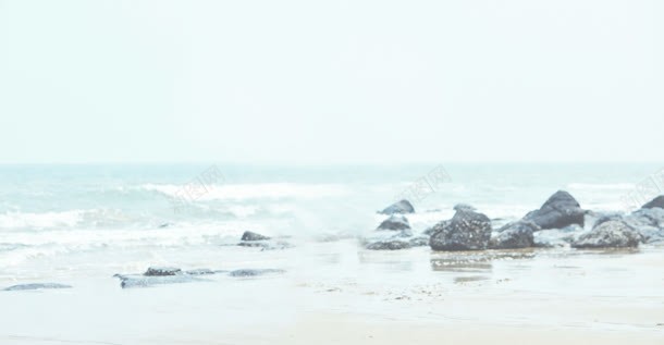 清澈海水沙滩石头背景