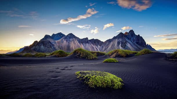 蓝天白云沙漠小草背景