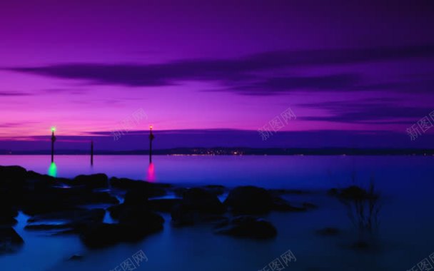 紫色天空海边夜景背景
