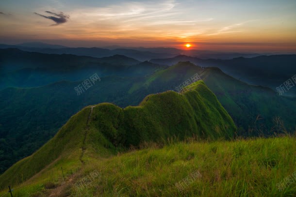 清晨等待日出山峰夏日jpg设计背景_88icon https://88icon.com 夏日 山峰 日出 清晨 等待