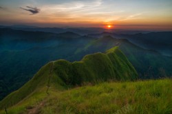 等待日出清晨等待日出山峰夏日高清图片