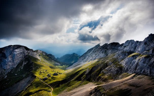 蓝天白云山峰峡谷绿草地背景