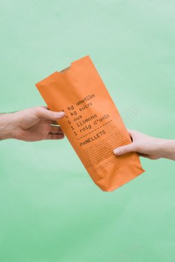 交递的橙色纸袋海报背景背景