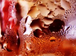 玻璃上的破碎痕迹图片玻璃上的水珠背景高清图片