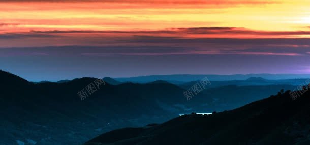 夕阳下的山峰背景