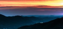 夕阳下的山峰夕阳下的山峰高清图片
