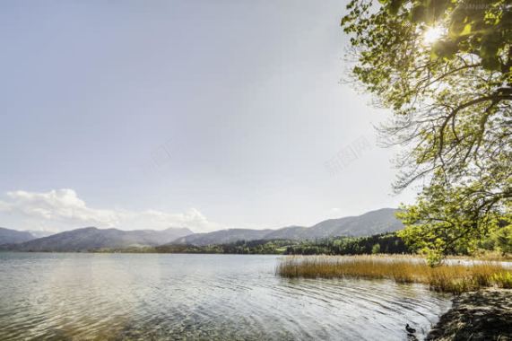 湖水阳光蓝天白云背景