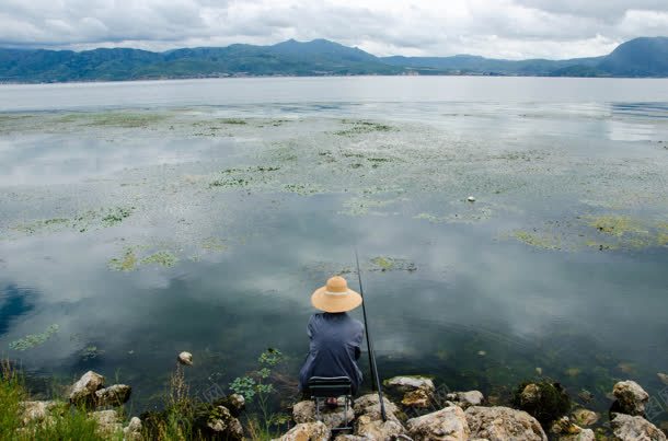 渔民钓鱼湖面对面的山阴沉的天空jpg设计背景_88icon https://88icon.com 天空 渔民 湖面 钓鱼 阴沉 面的