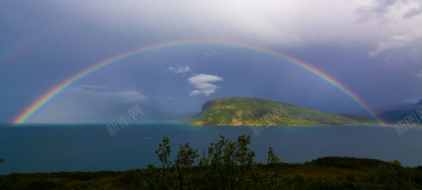 蓝天白云下的漂亮彩虹背景