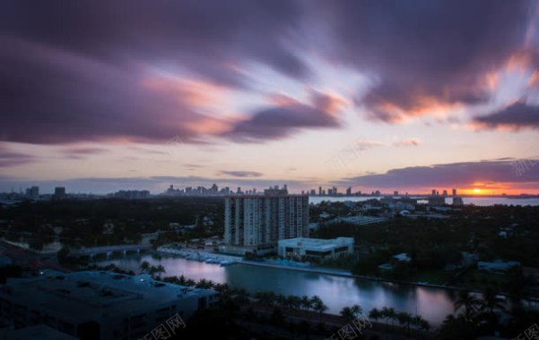 紫色天空夕阳城市风景背景