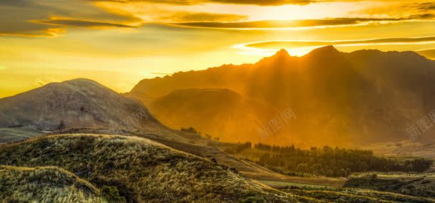 夕阳下的山峰jpg设计背景_88icon https://88icon.com 夕阳 天空 山坡 山峰 自然风光