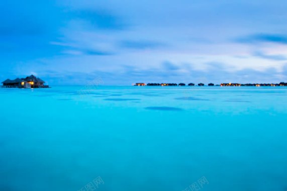 唯美蓝色的大海天空背景