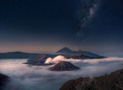 云雾山峰黑色天空梦幻云雾山峰高清图片