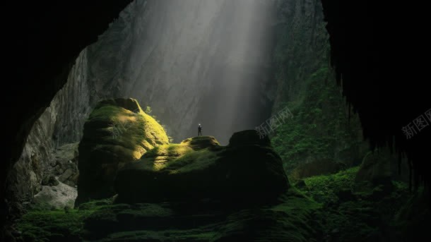 阳光森林洞穴石头苔藓背景