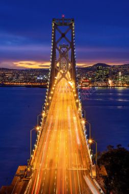 大桥灯光美丽城市背景