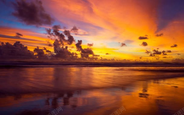 夕阳西下沙滩海浪蓝天云朵背景