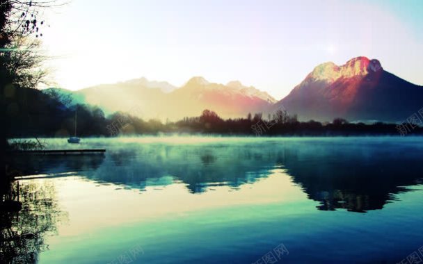 蓝天白云下山峰湖水背景