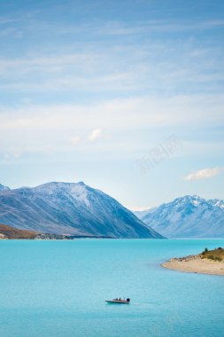 山峰河流小船摄影图摄影图片