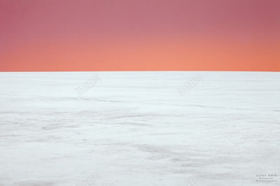 雪地白茫茫一片红色天空背景