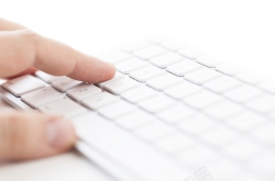 触碰键盘触碰白色键盘的手高清图片