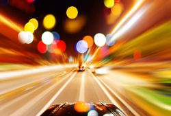 高速行驶高速行驶的轿车与梦幻光斑高清图片