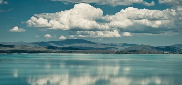 天空白云湖水背景背景