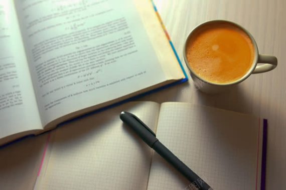 书本旁边的咖啡杯背景