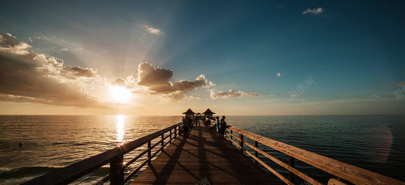 日落的海边木桥背景