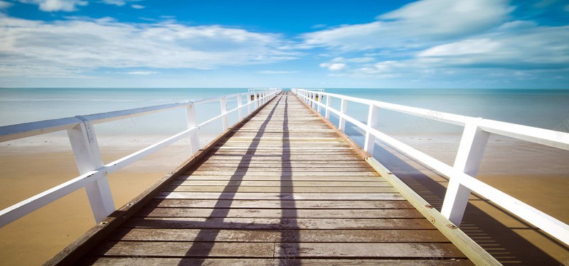 夏季海边海滩木桥背景摄影图片