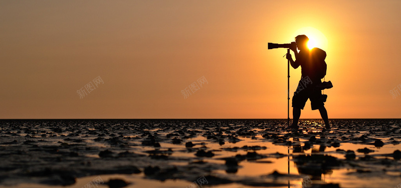 夕阳下的摄影师jpg_88icon https://88icon.com 夕阳 摄影 摄影师 河滩 海报banner 风景