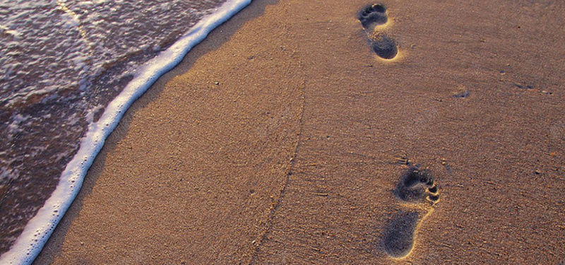海边沙滩脚印背景jpg_88icon https://88icon.com 一个人 摄影 旅行 沙滩 沙滩上的脚印图片 海报banner 海边 脚印 自驾 风景
