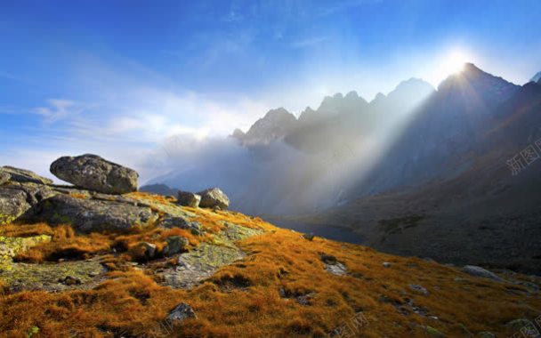 阳光照耀山峰风景背景