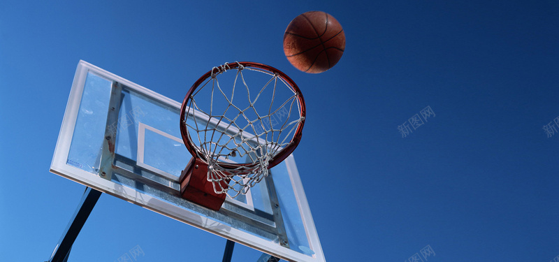 体育运动篮球篮球框篮球架仰视蓝天背景摄影图片