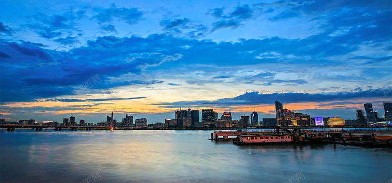 现代城市黄昏下的景象jpg_88icon https://88icon.com 余晖 城市 建筑 摄影 海报banner 港口 现代 落日 风景