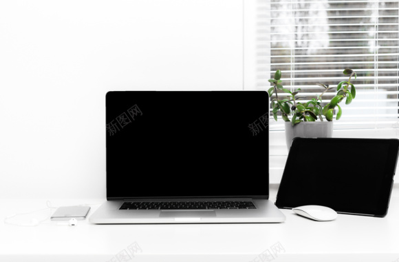 桌面上的笔记本电脑与键鼠背景背景