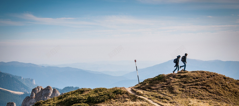 情侣登山背景图jpg_88icon https://88icon.com 体育 情侣 挑战 摄影 海报banner 登山 运动 风景 高山