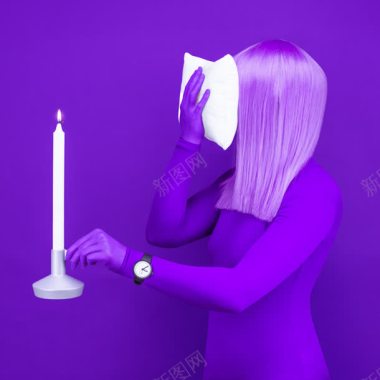 紫色背景前的美女蜡烛背景