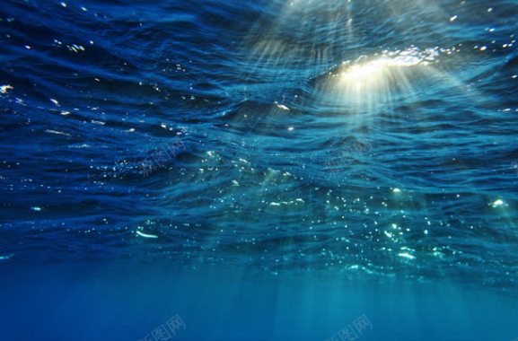 阳光下蓝色的深海背景