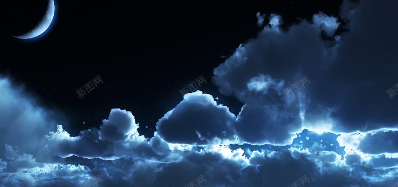 夜晚天空中的月亮云朵摄影图片