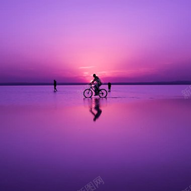 紫色梦幻海面沙滩背景