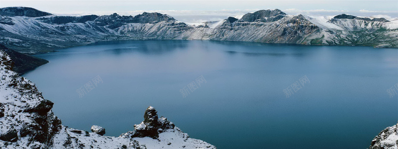 雪林湖泊背景