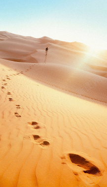 沙漠中行走的人海报背景背景